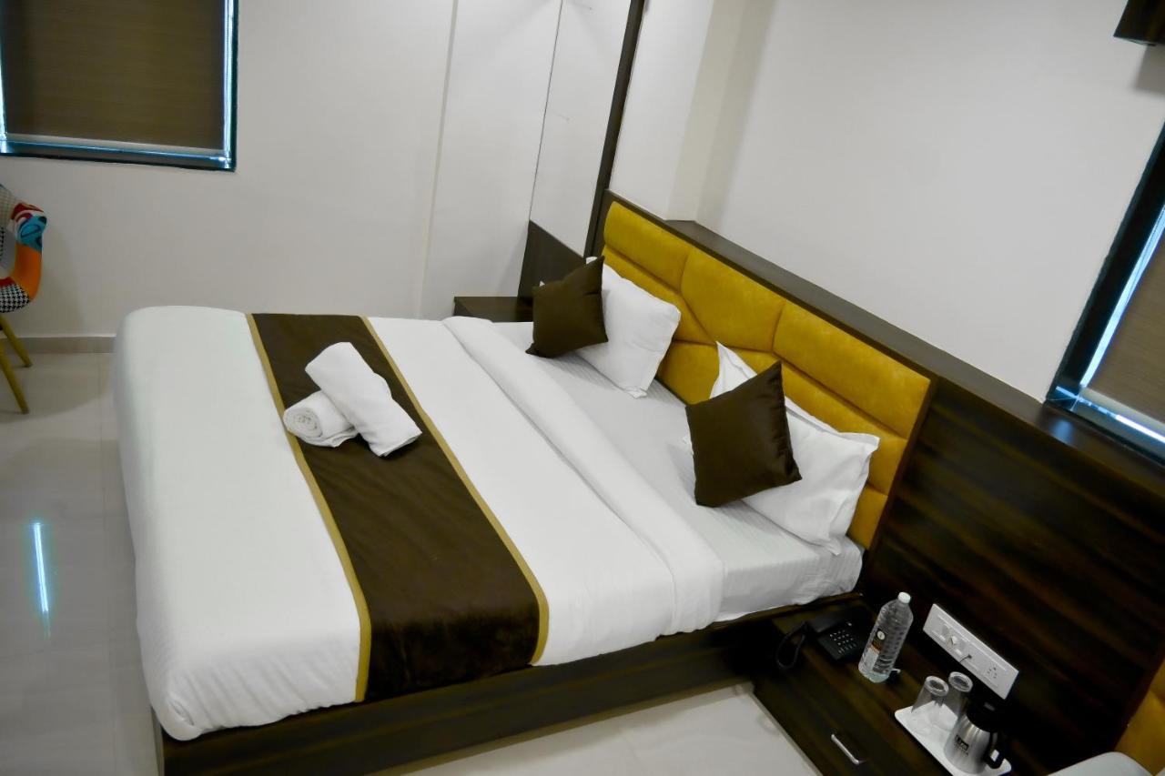 Hotel Royal Ican Sindhubhavan Road Ahmedabad Eksteriør bilde