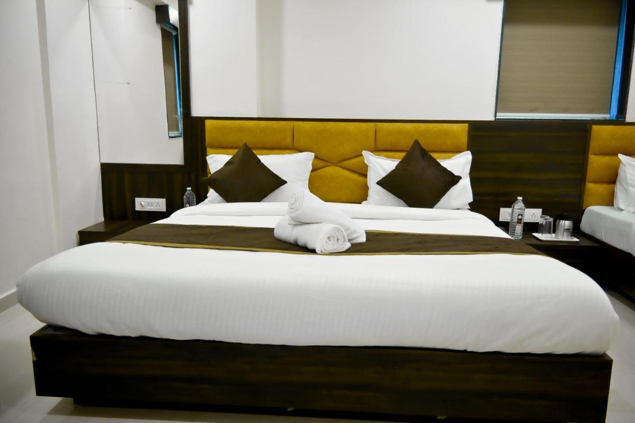 Hotel Royal Ican Sindhubhavan Road Ahmedabad Eksteriør bilde
