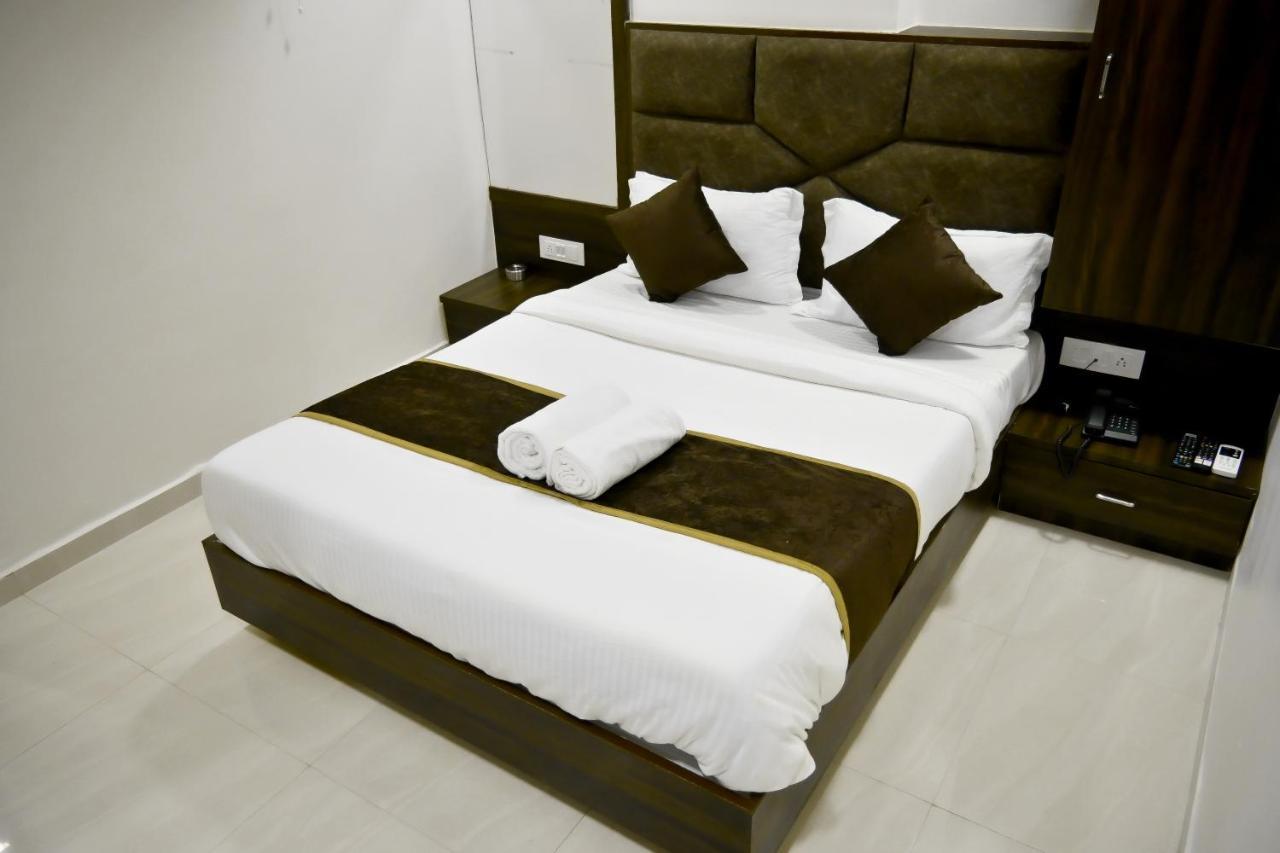 Hotel Royal Ican Sindhubhavan Road Ahmedabad Eksteriør bilde