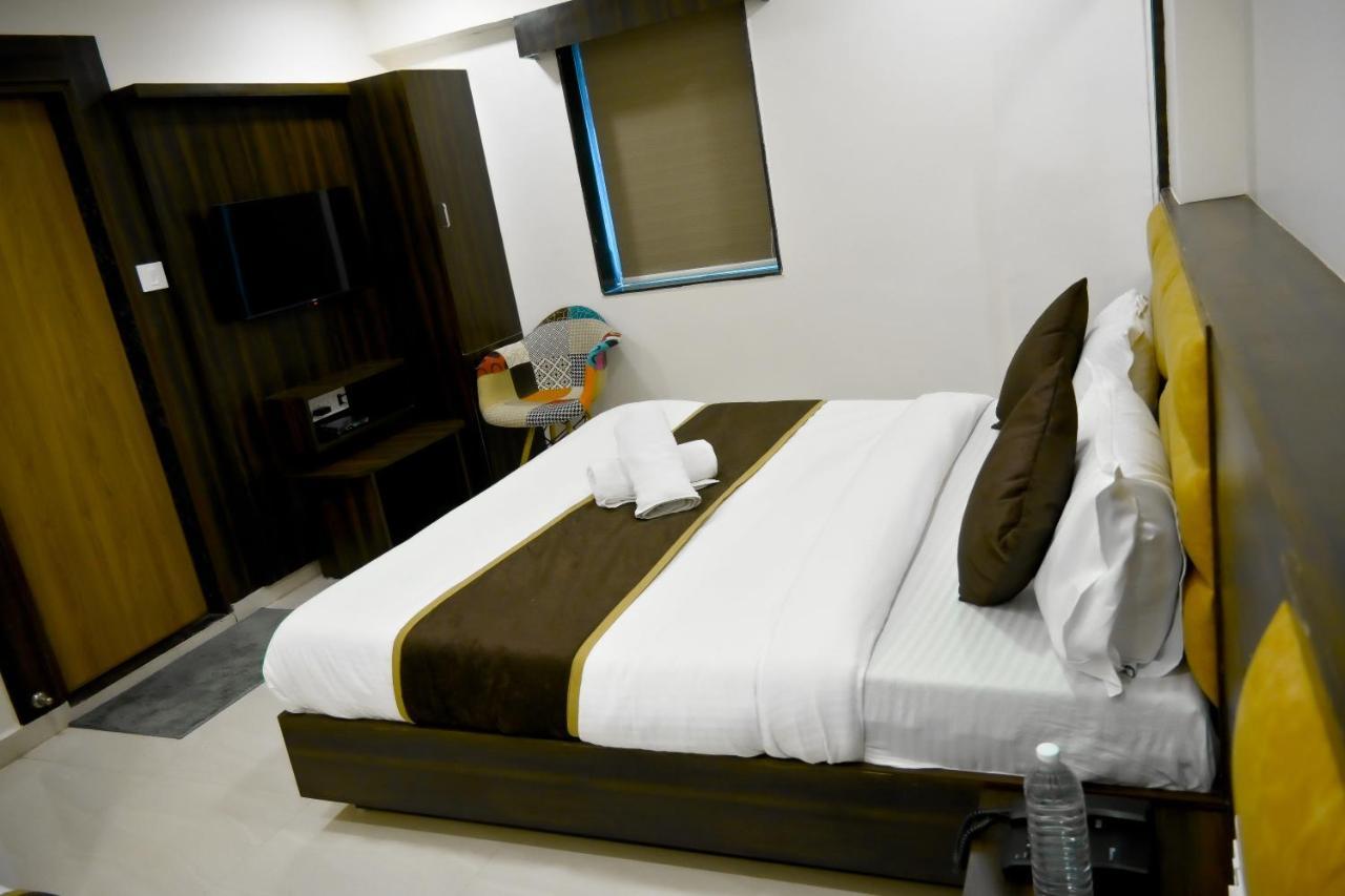 Hotel Royal Ican Sindhubhavan Road Ahmedabad Eksteriør bilde