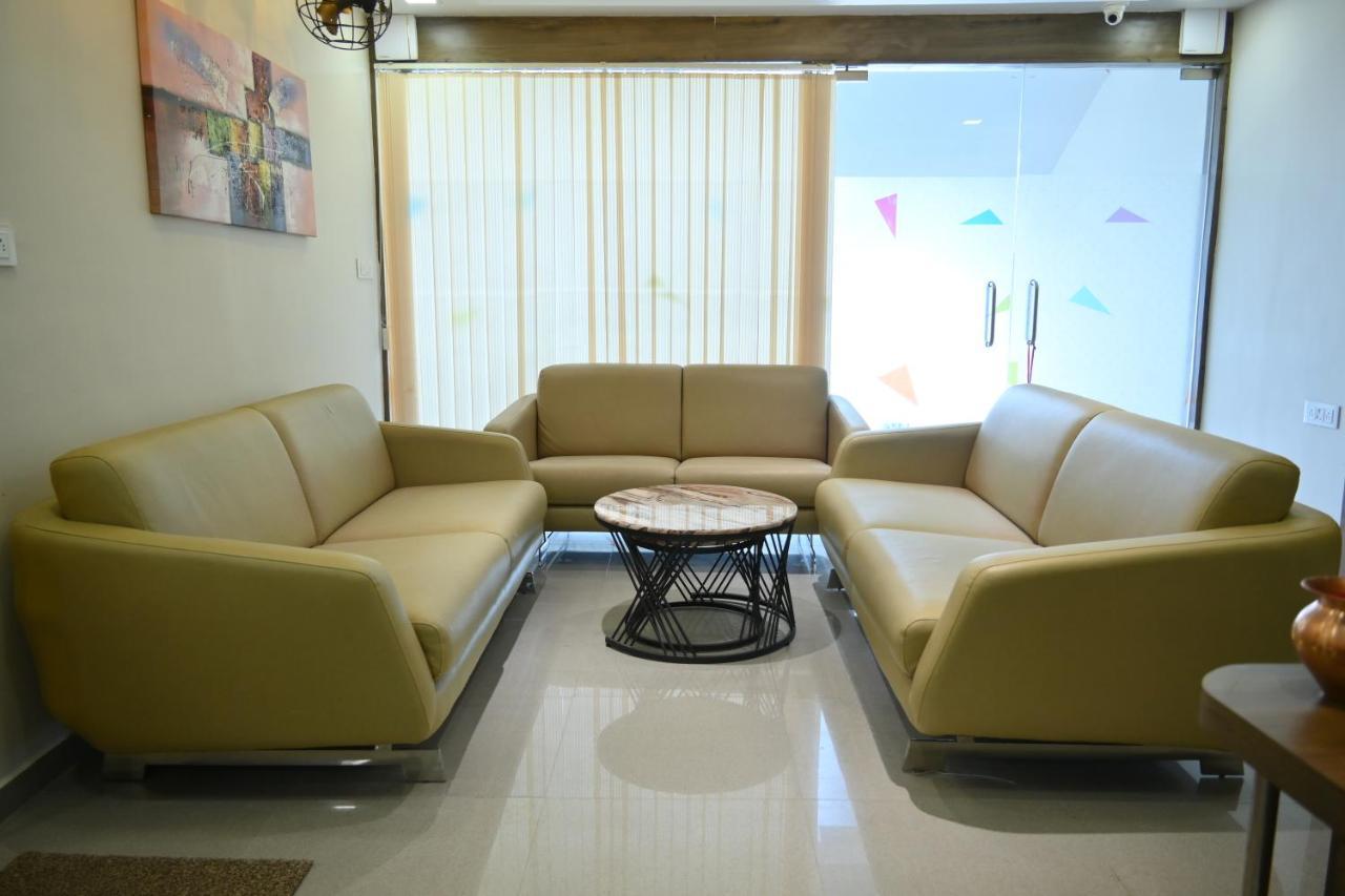 Hotel Royal Ican Sindhubhavan Road Ahmedabad Eksteriør bilde