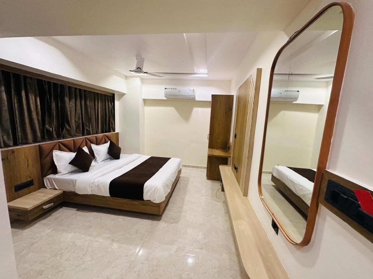Hotel Royal Ican Sindhubhavan Road Ahmedabad Eksteriør bilde