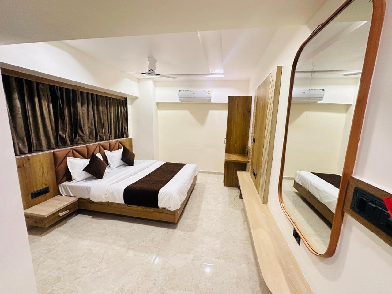 Hotel Royal Ican Sindhubhavan Road Ahmedabad Eksteriør bilde