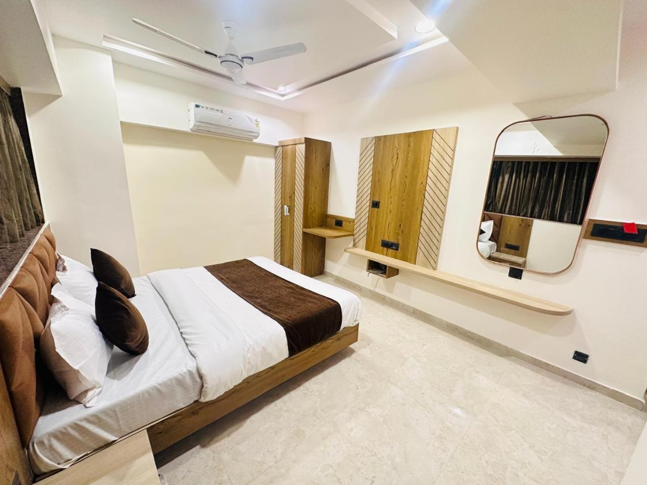 Hotel Royal Ican Sindhubhavan Road Ahmedabad Eksteriør bilde