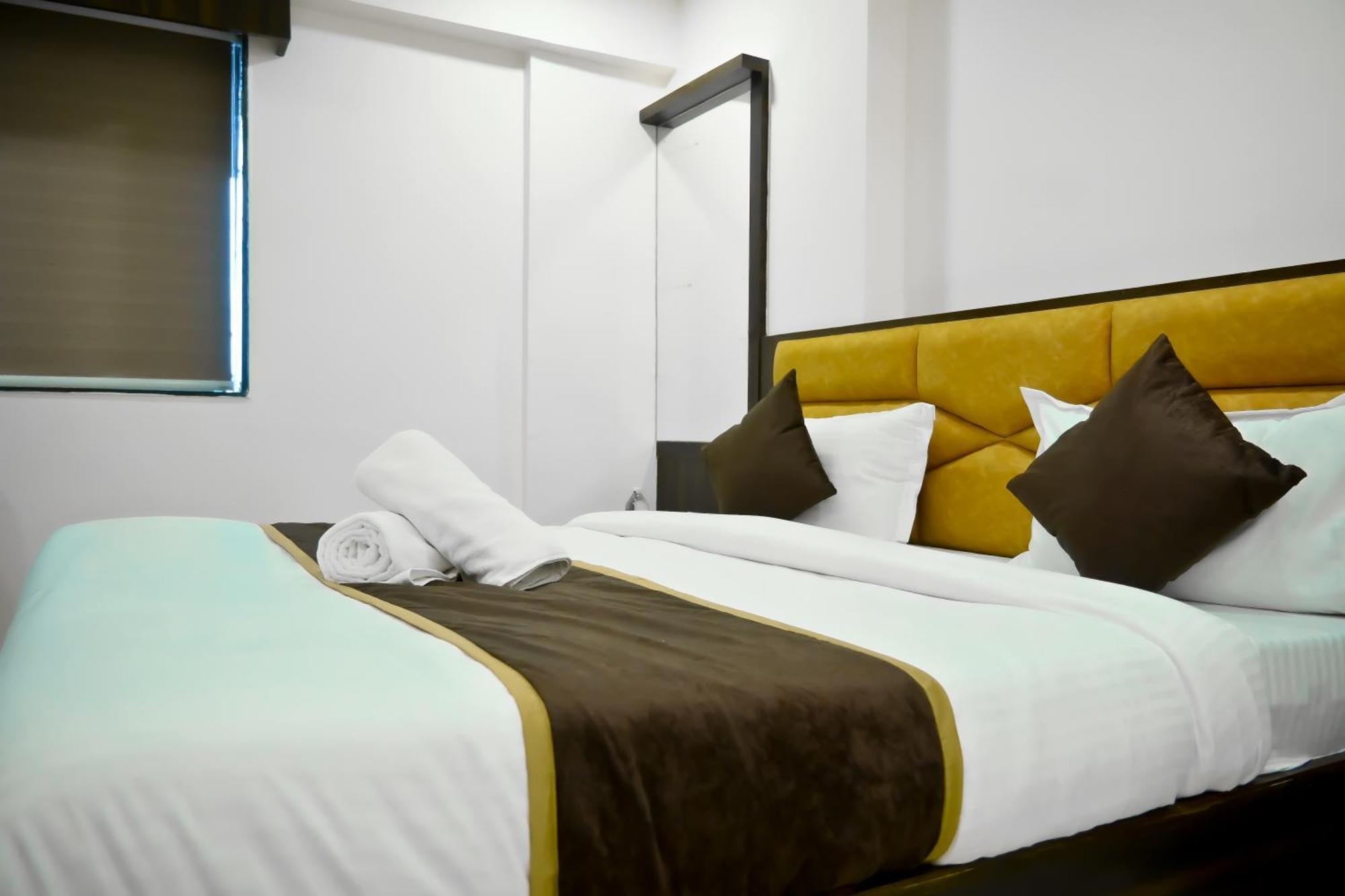 Hotel Royal Ican Sindhubhavan Road Ahmedabad Eksteriør bilde