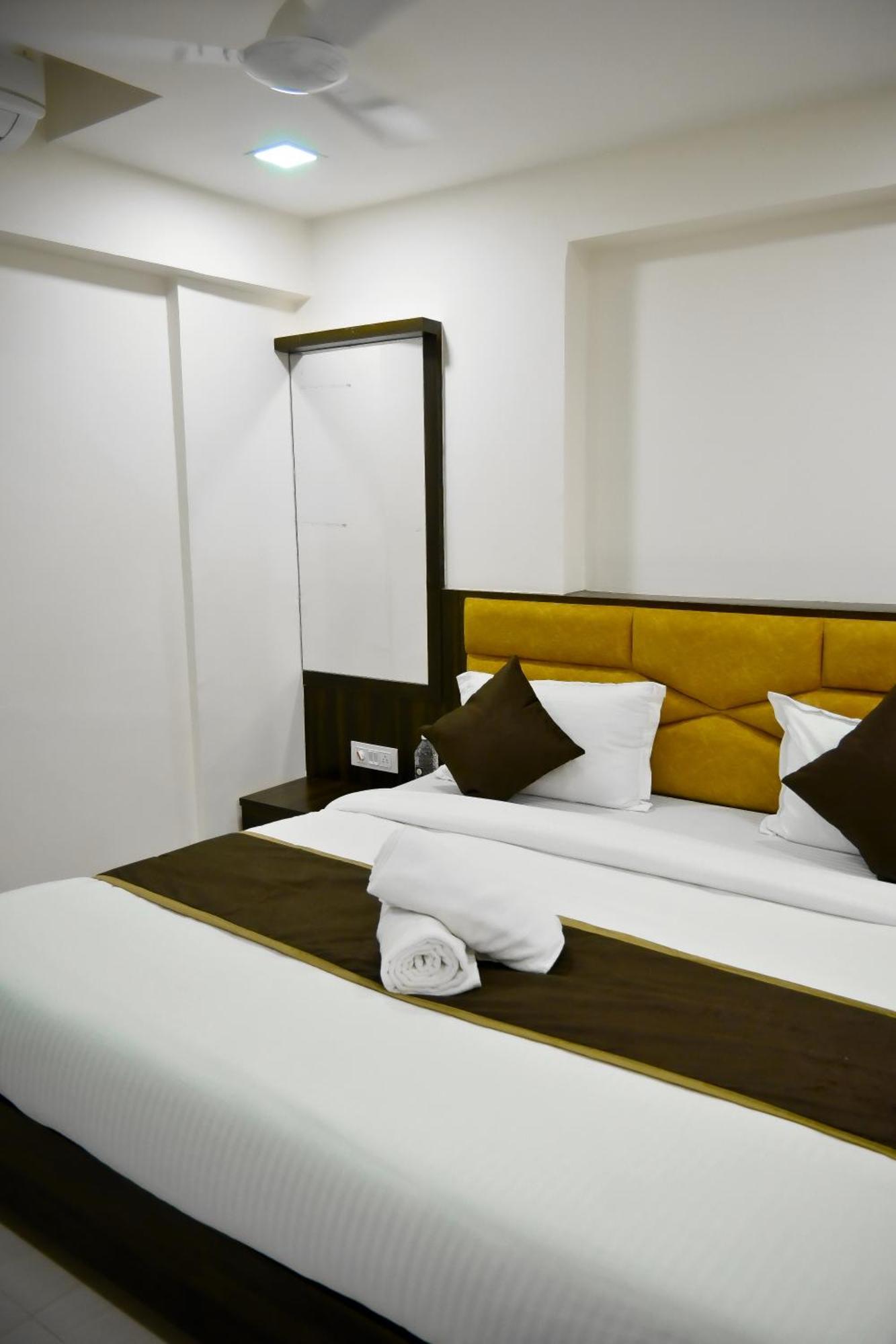 Hotel Royal Ican Sindhubhavan Road Ahmedabad Eksteriør bilde