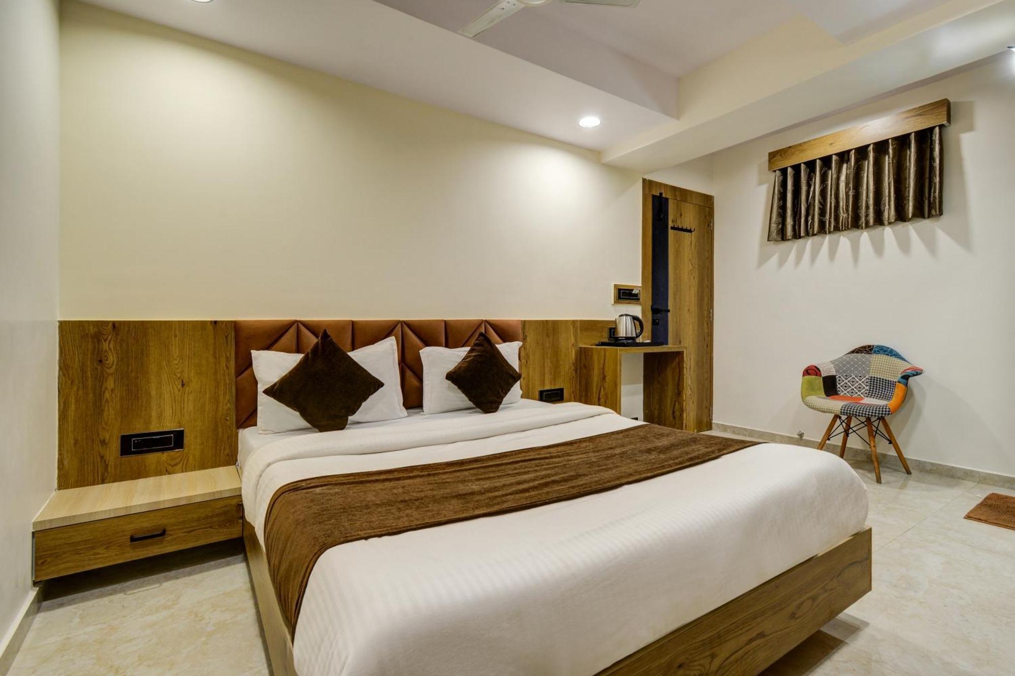 Hotel Royal Ican Sindhubhavan Road Ahmedabad Eksteriør bilde