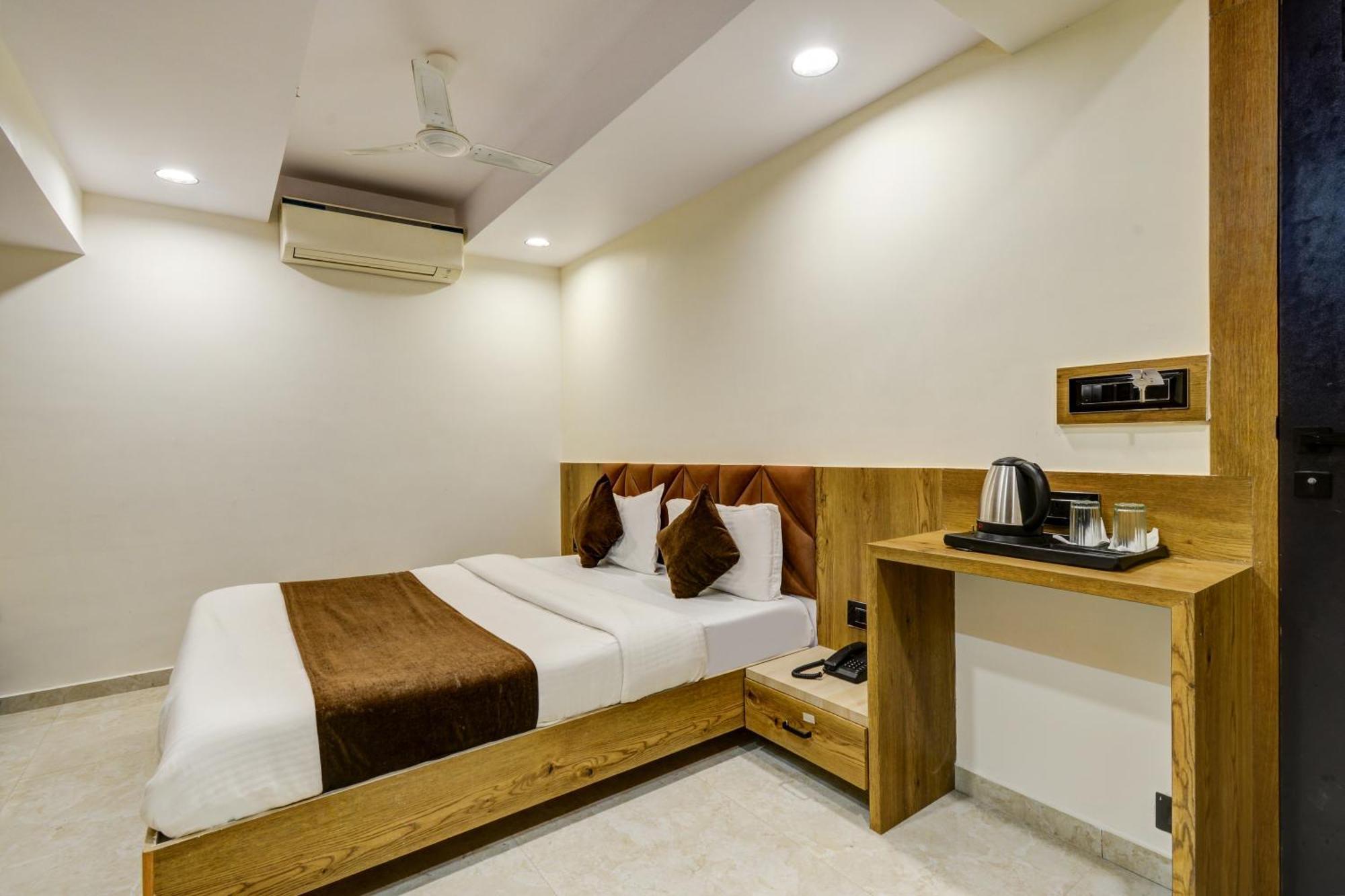 Hotel Royal Ican Sindhubhavan Road Ahmedabad Eksteriør bilde