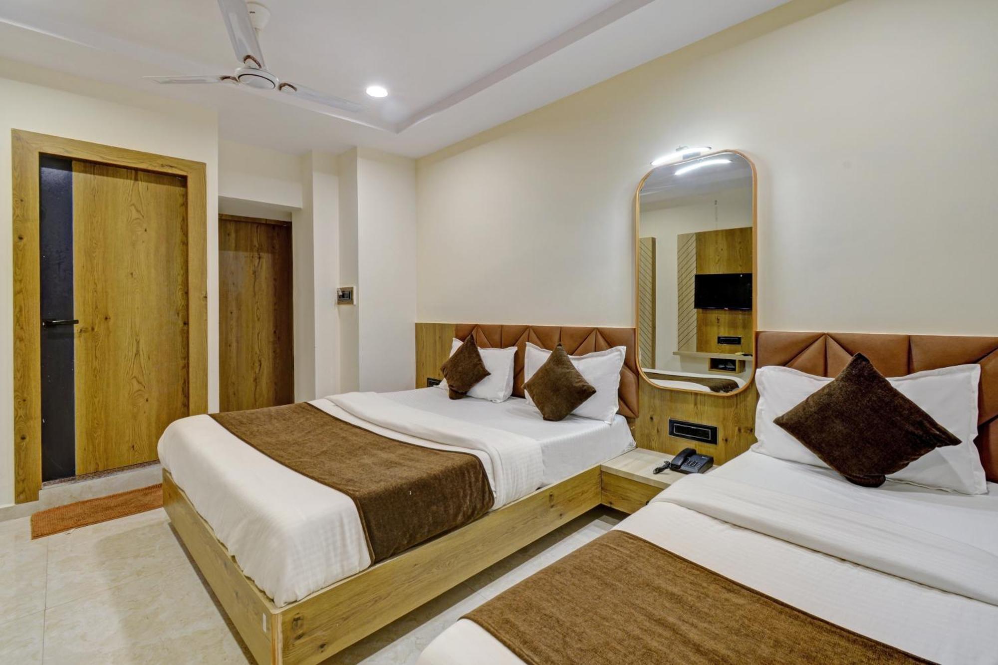 Hotel Royal Ican Sindhubhavan Road Ahmedabad Eksteriør bilde