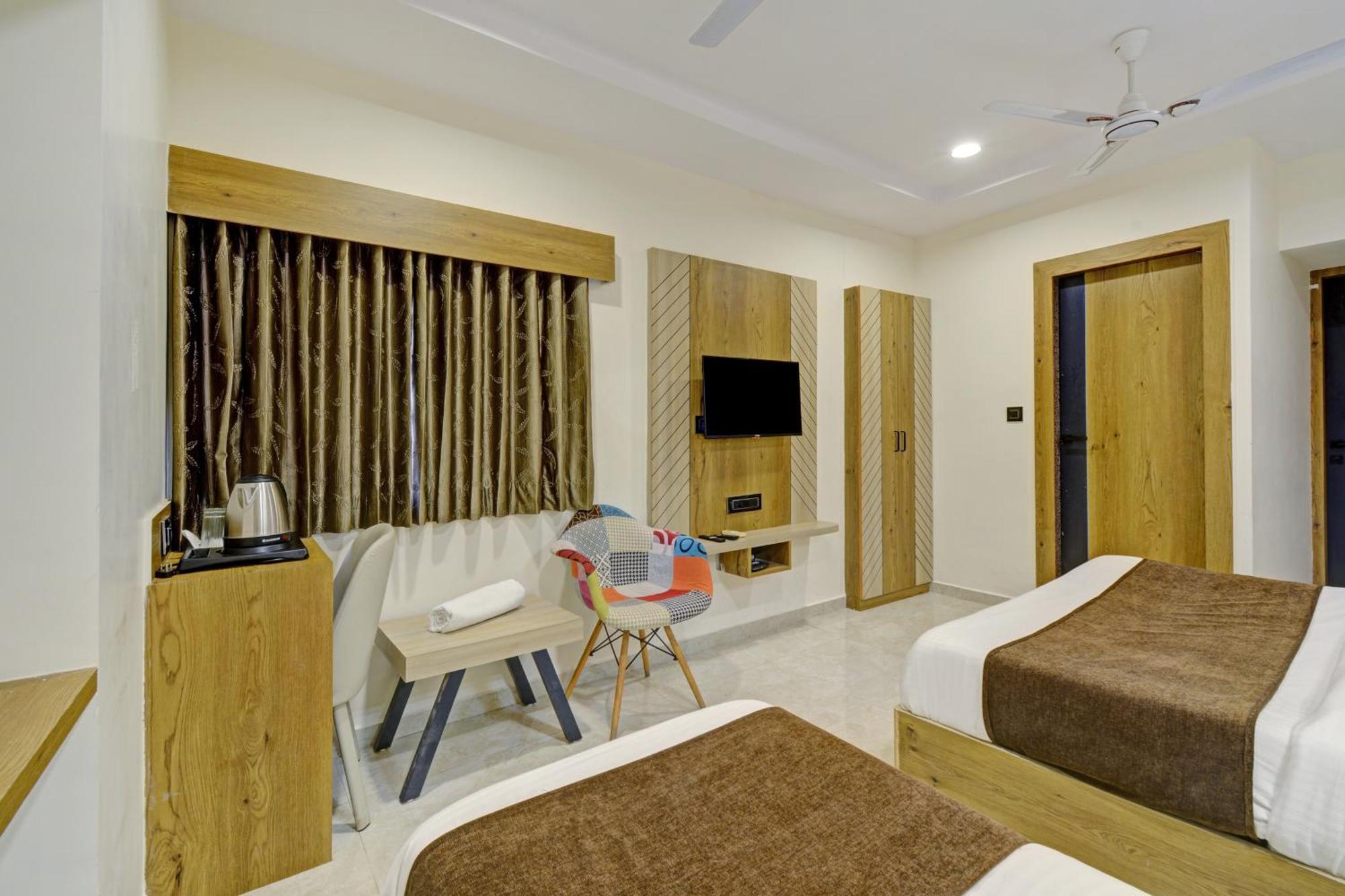 Hotel Royal Ican Sindhubhavan Road Ahmedabad Eksteriør bilde