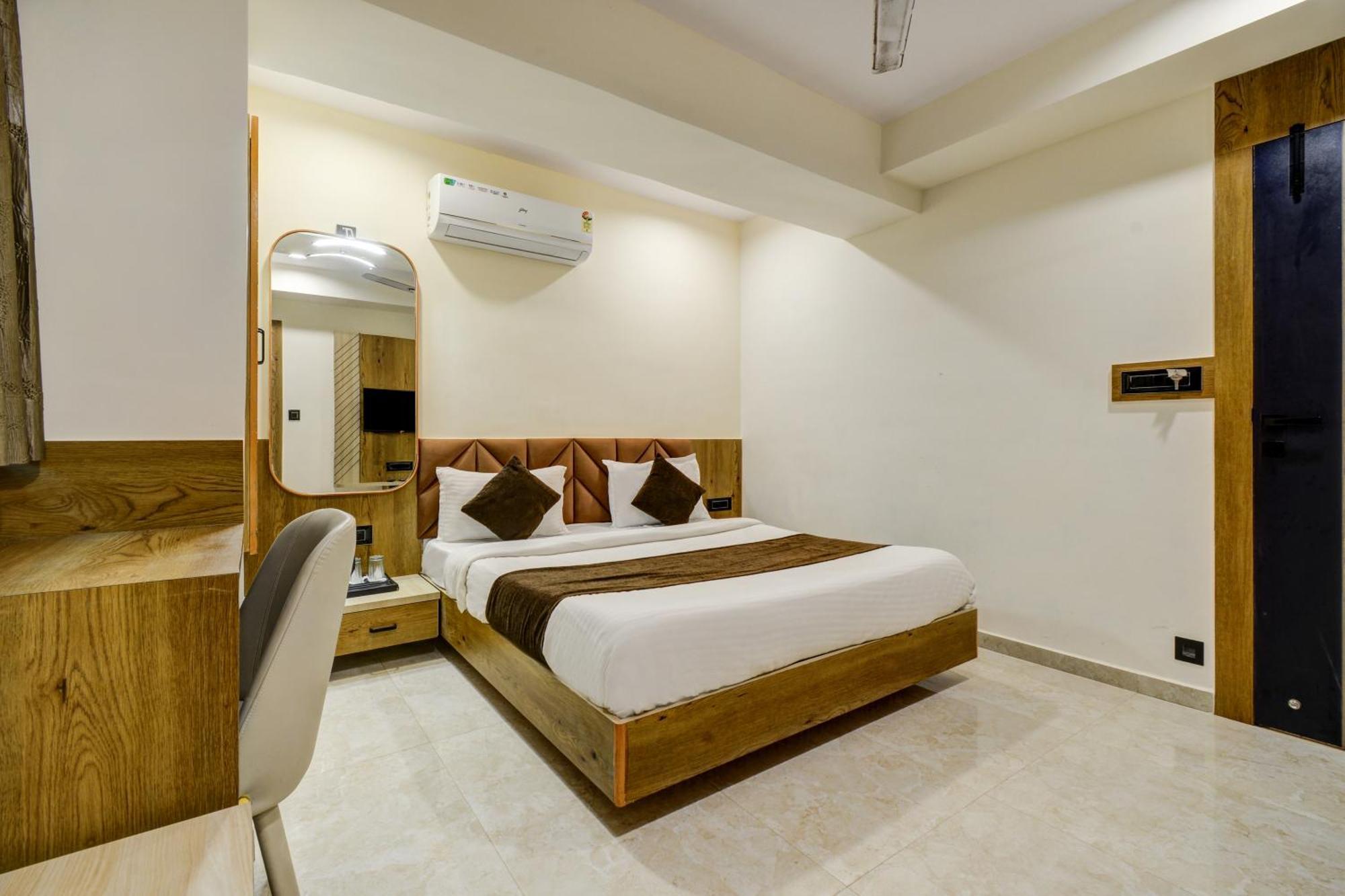 Hotel Royal Ican Sindhubhavan Road Ahmedabad Eksteriør bilde