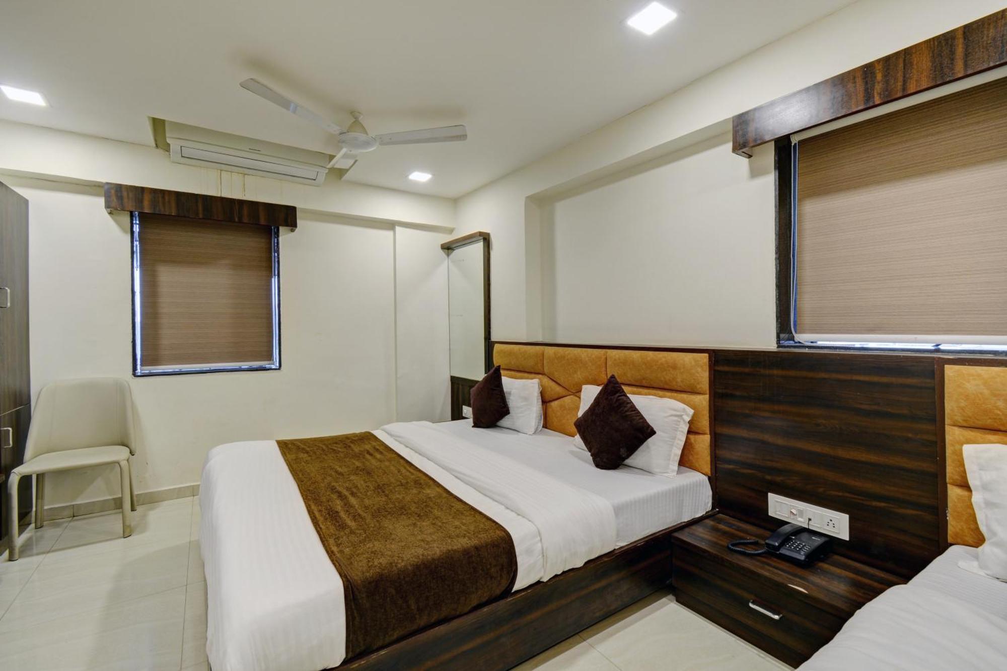 Hotel Royal Ican Sindhubhavan Road Ahmedabad Eksteriør bilde