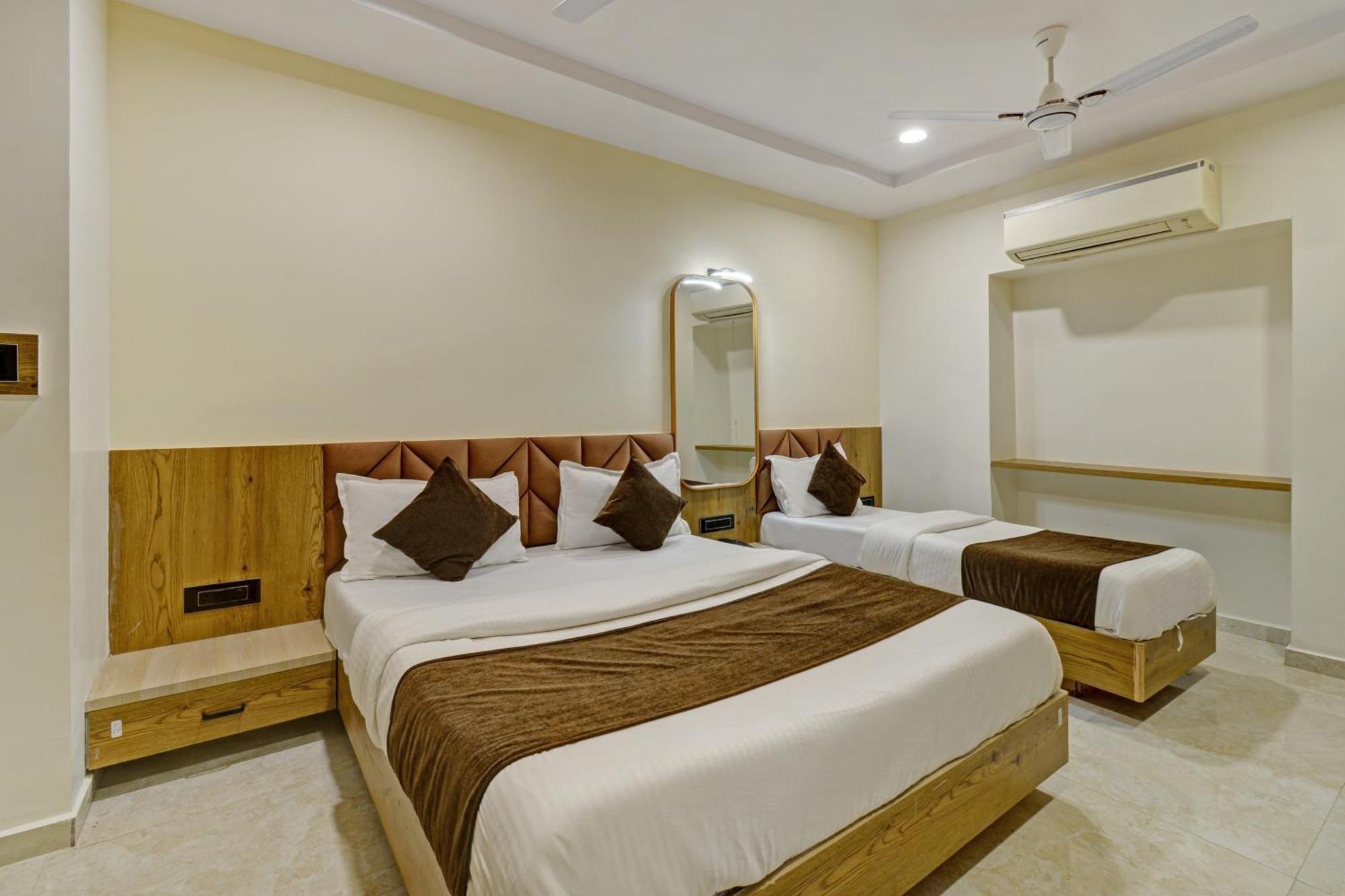 Hotel Royal Ican Sindhubhavan Road Ahmedabad Eksteriør bilde