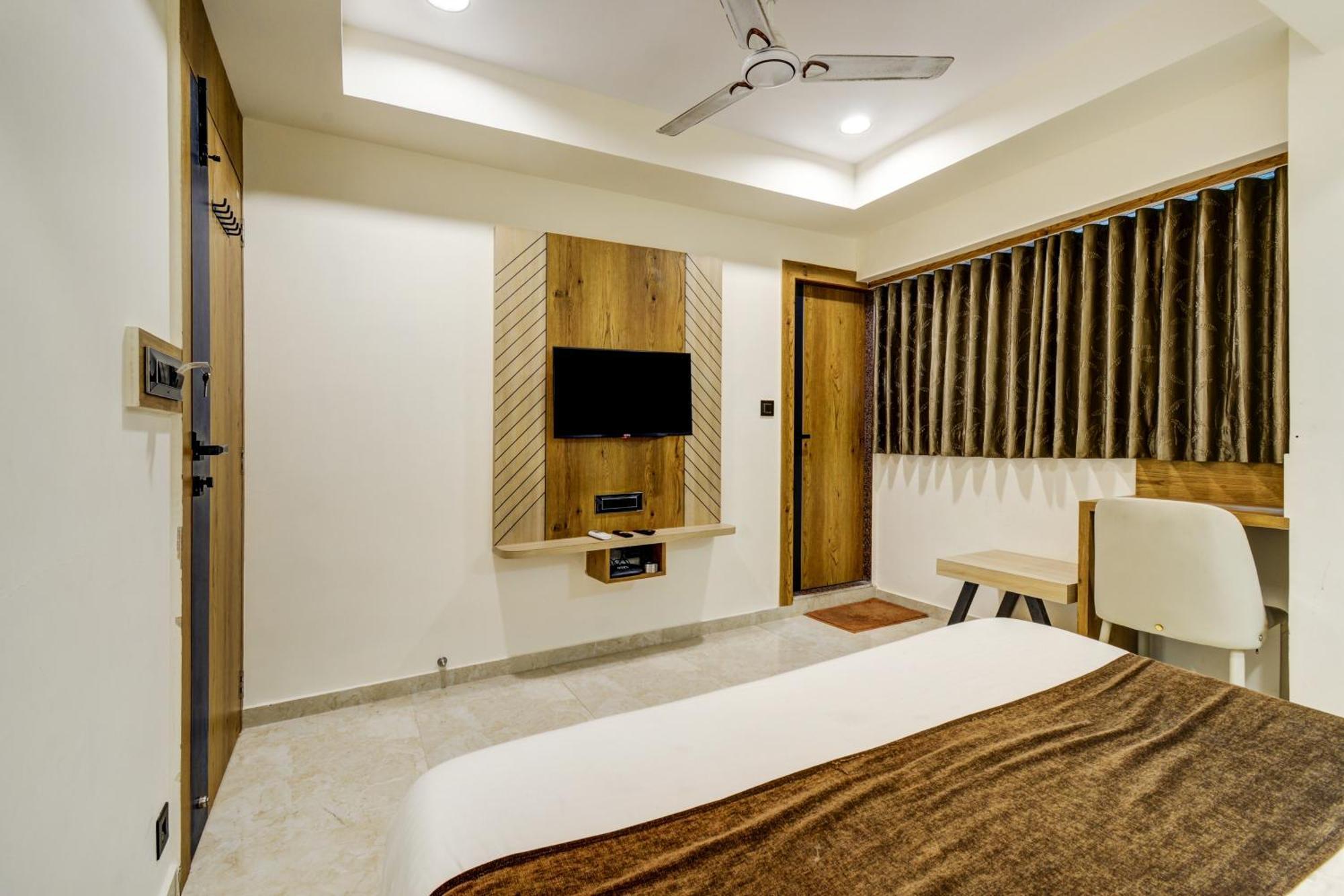 Hotel Royal Ican Sindhubhavan Road Ahmedabad Eksteriør bilde
