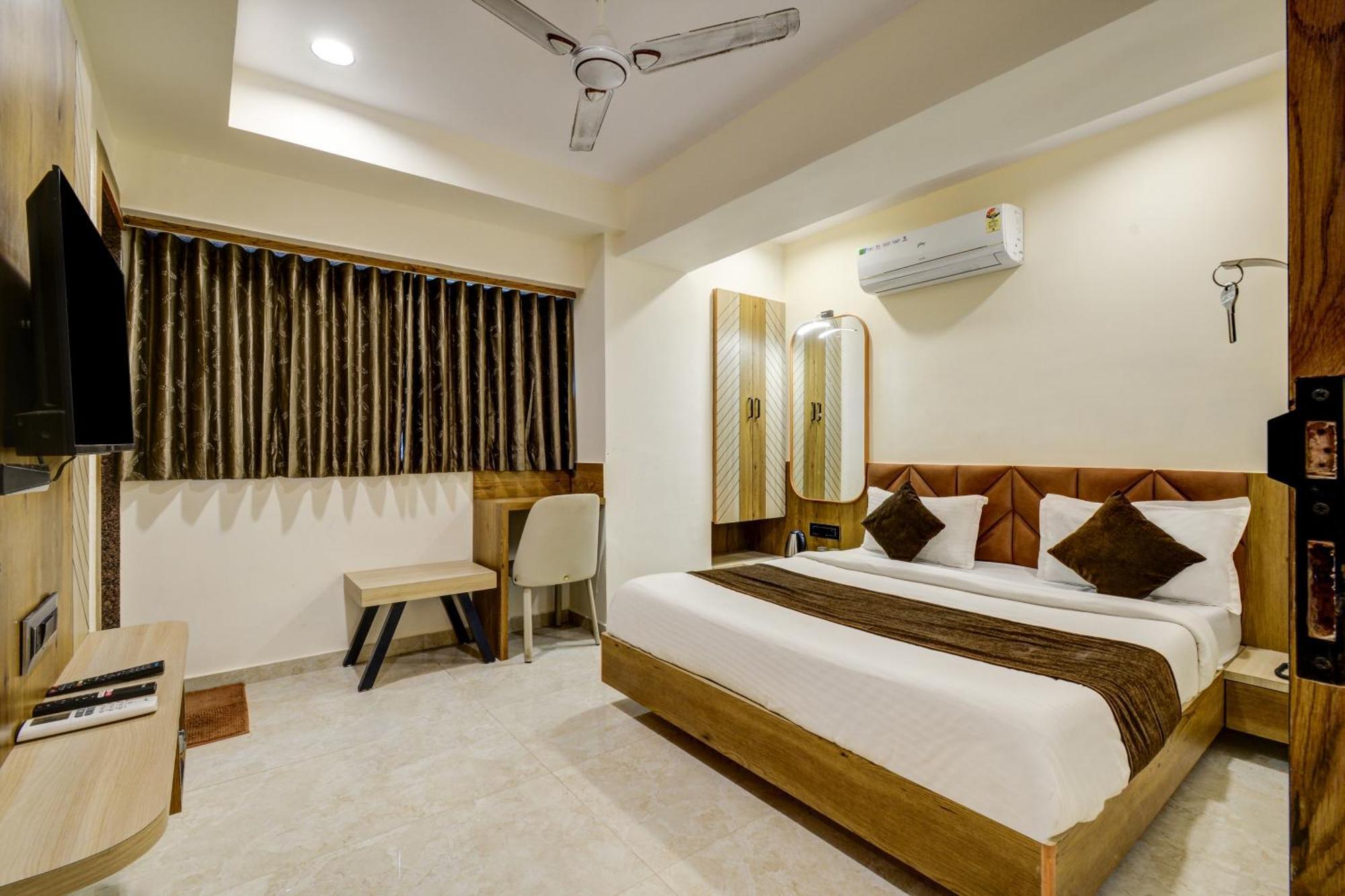 Hotel Royal Ican Sindhubhavan Road Ahmedabad Eksteriør bilde