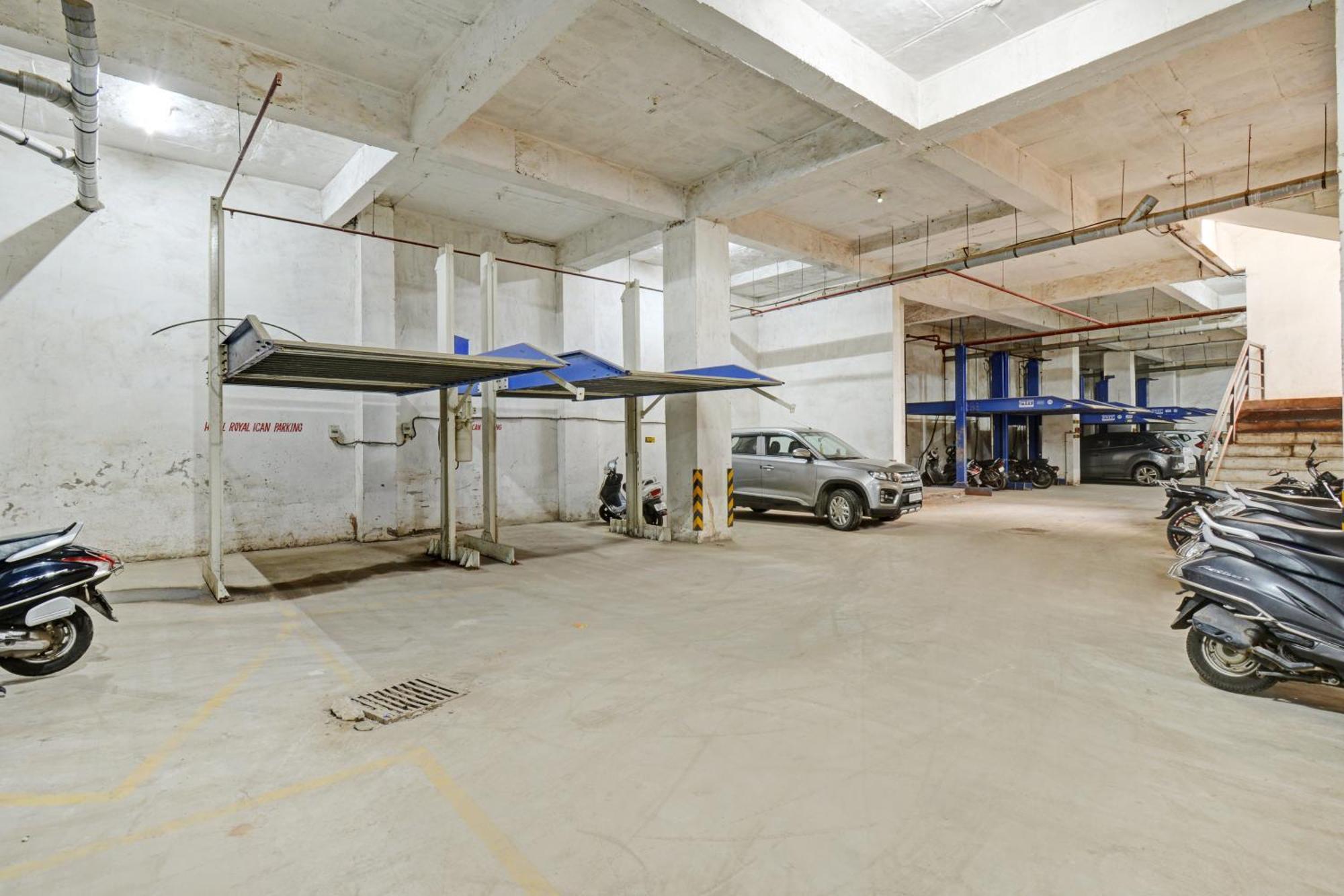 Hotel Royal Ican Sindhubhavan Road Ahmedabad Eksteriør bilde